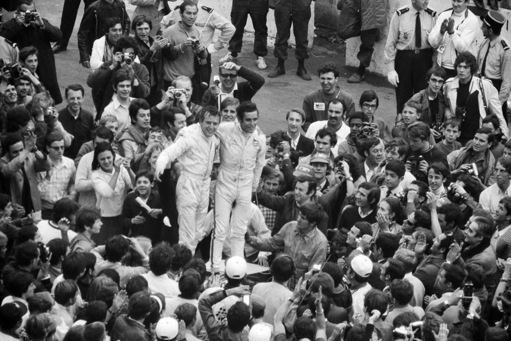 Jackie Oliver til tops i 1969 på Le Mans efter den historiske sejr med Jacky Ickx
(Foto: Morten Alstrups arkiv)